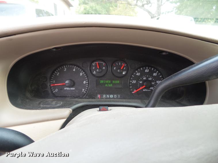 image for item K8163 2006 Ford Taurus SE