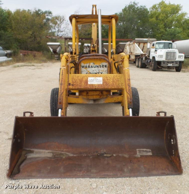 image for item K8175 1982 John Deere 300B backhoe