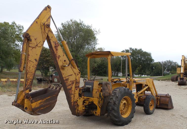 image for item K8175 1982 John Deere 300B backhoe