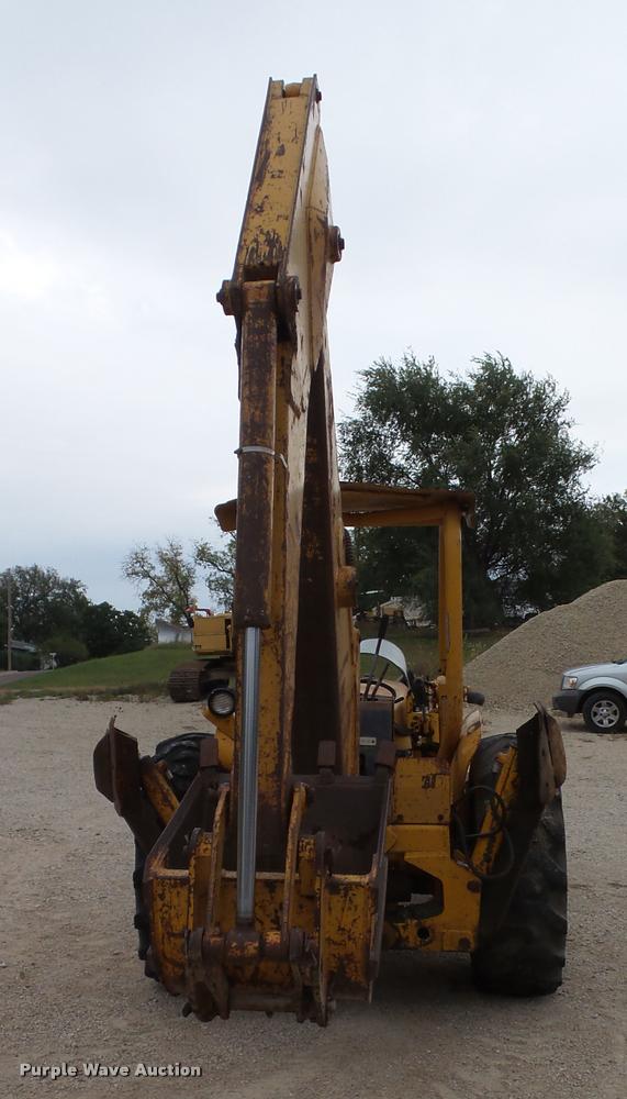 image for item K8175 1982 John Deere 300B backhoe