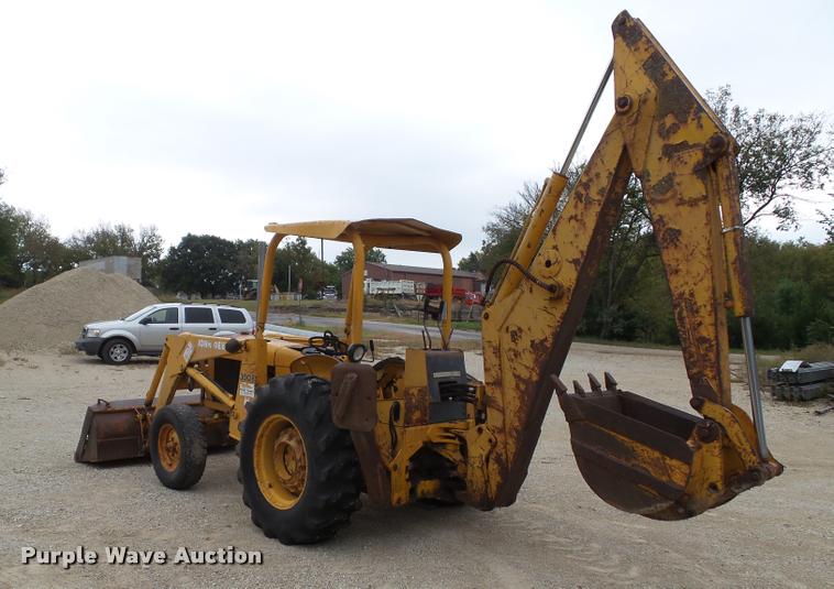 image for item K8175 1982 John Deere 300B backhoe