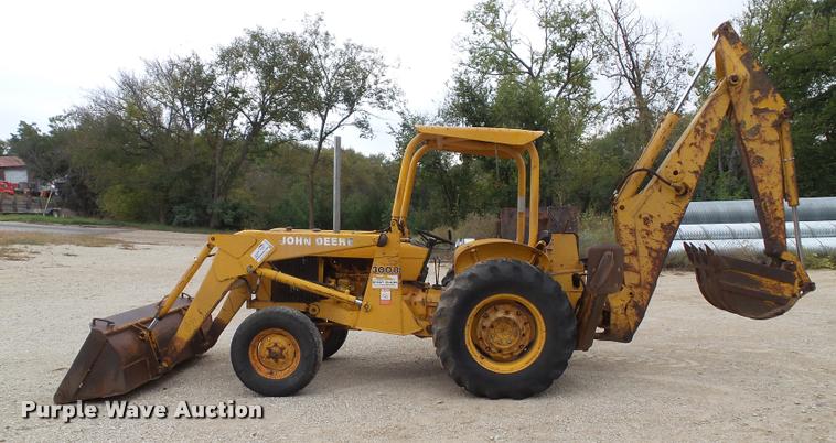 image for item K8175 1982 John Deere 300B backhoe