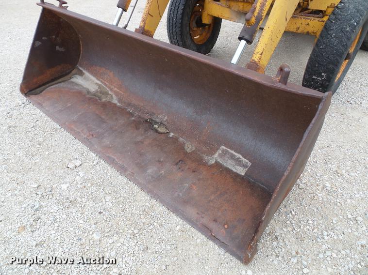 image for item K8175 1982 John Deere 300B backhoe