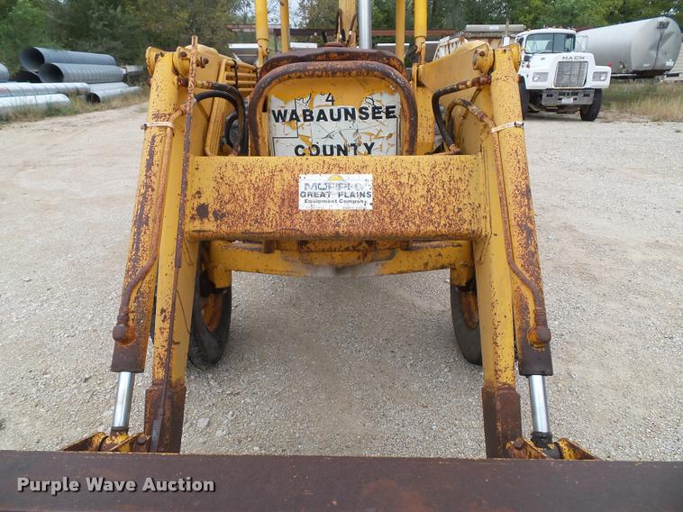 image for item K8175 1982 John Deere 300B backhoe