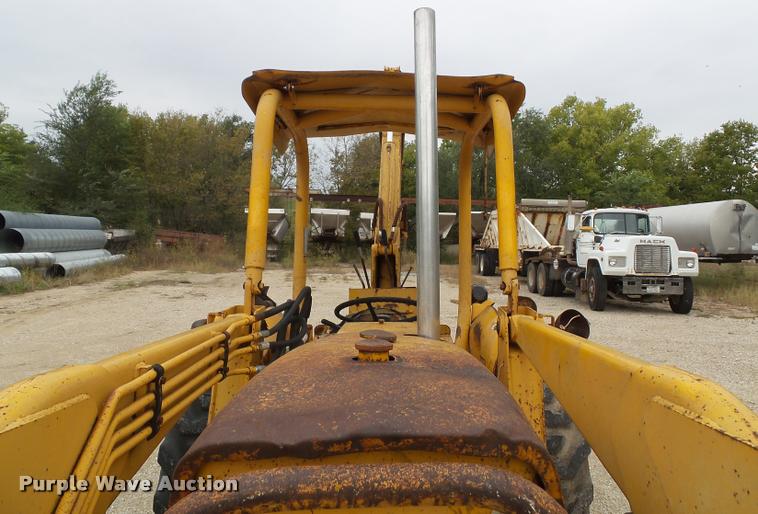 image for item K8175 1982 John Deere 300B backhoe