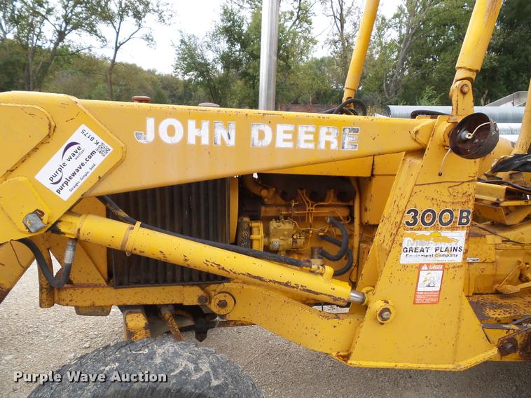 image for item K8175 1982 John Deere 300B backhoe