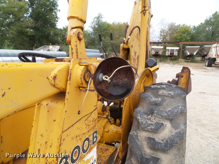 image for item K8175 1982 John Deere 300B backhoe