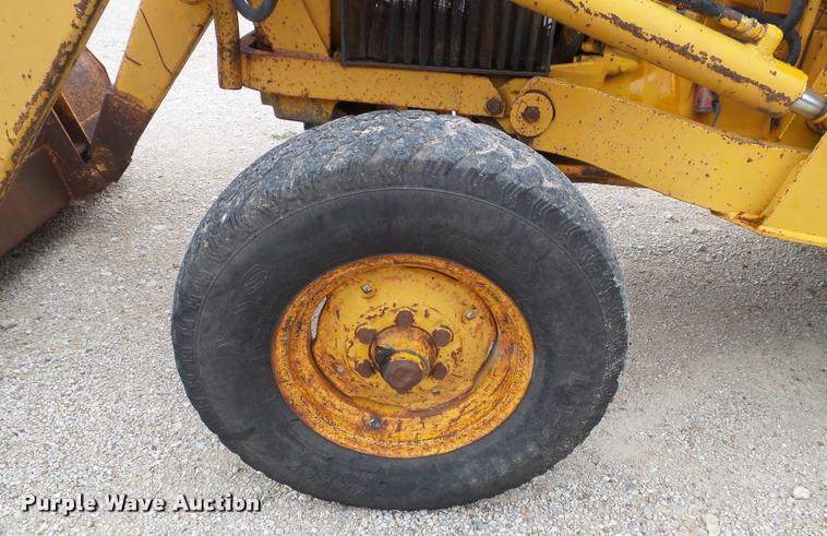 image for item K8175 1982 John Deere 300B backhoe