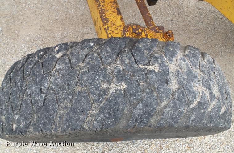 image for item K8175 1982 John Deere 300B backhoe