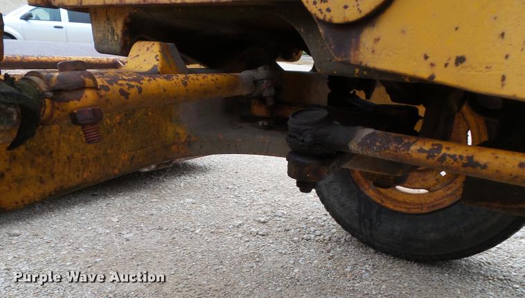 image for item K8175 1982 John Deere 300B backhoe