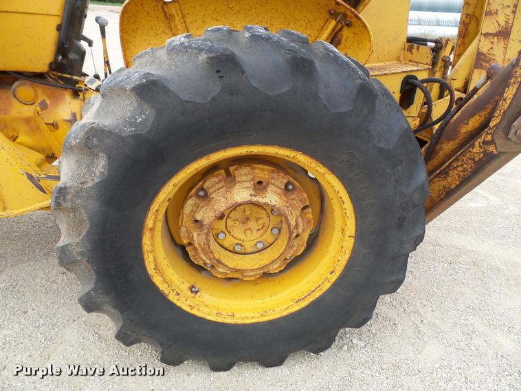 image for item K8175 1982 John Deere 300B backhoe