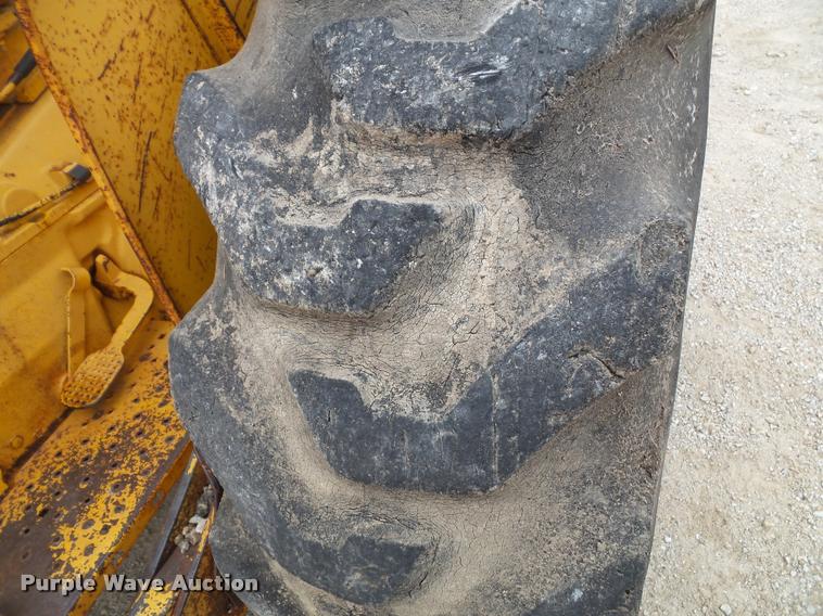 image for item K8175 1982 John Deere 300B backhoe