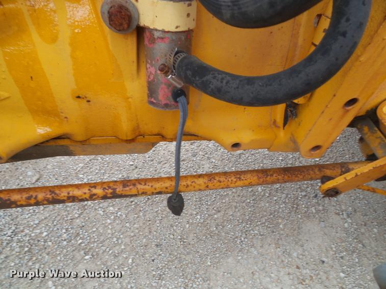 image for item K8175 1982 John Deere 300B backhoe