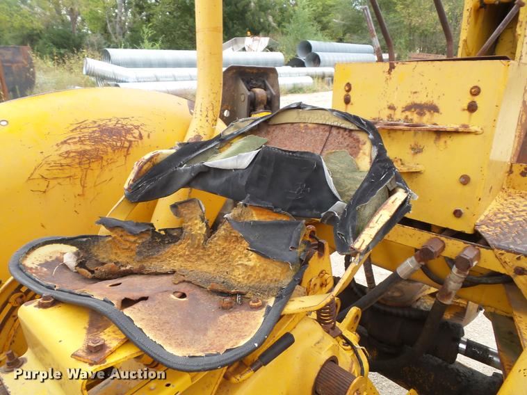 image for item K8175 1982 John Deere 300B backhoe