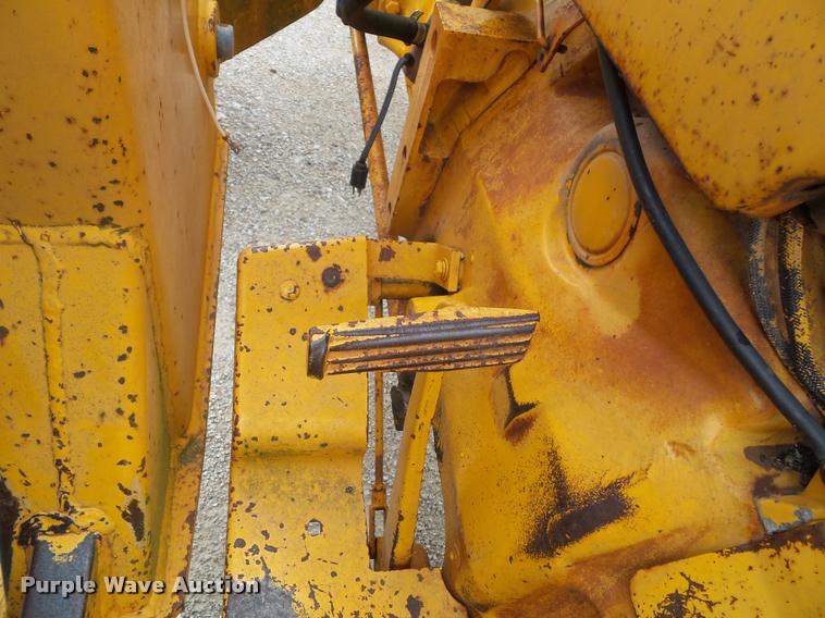 image for item K8175 1982 John Deere 300B backhoe