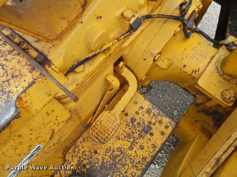 image for item K8175 1982 John Deere 300B backhoe