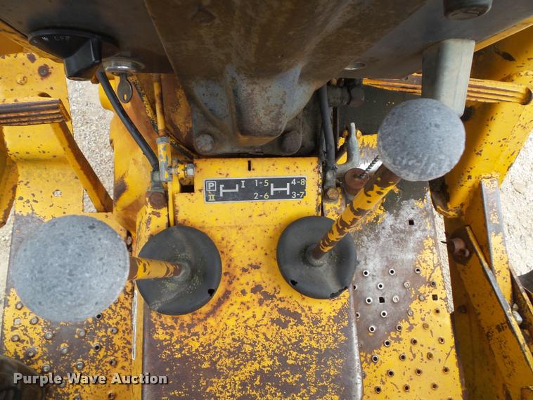 image for item K8175 1982 John Deere 300B backhoe