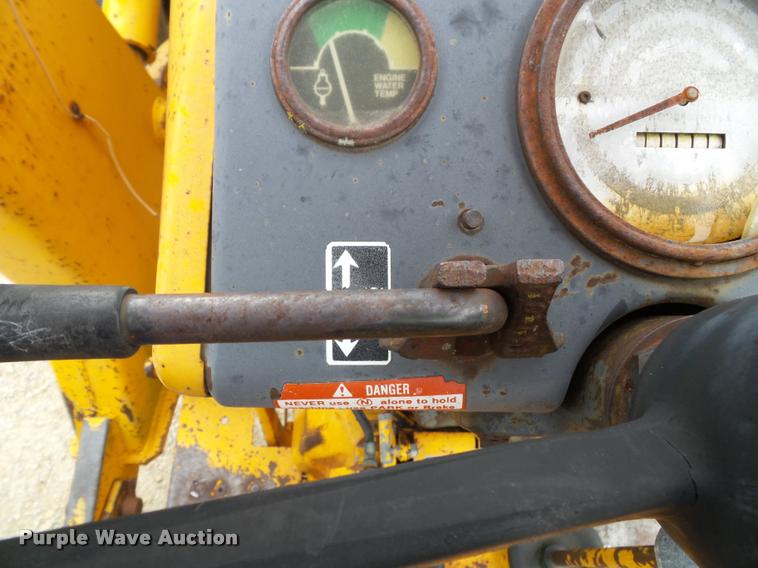 image for item K8175 1982 John Deere 300B backhoe