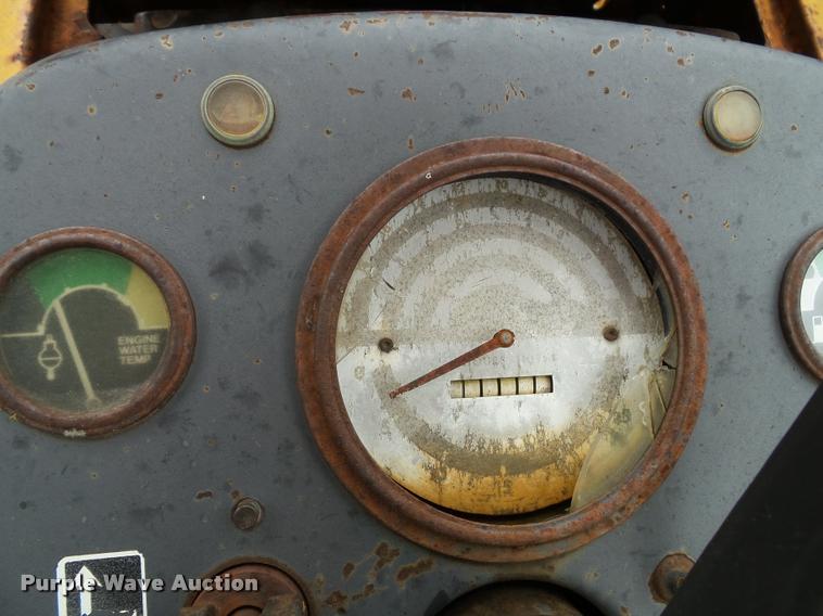 image for item K8175 1982 John Deere 300B backhoe