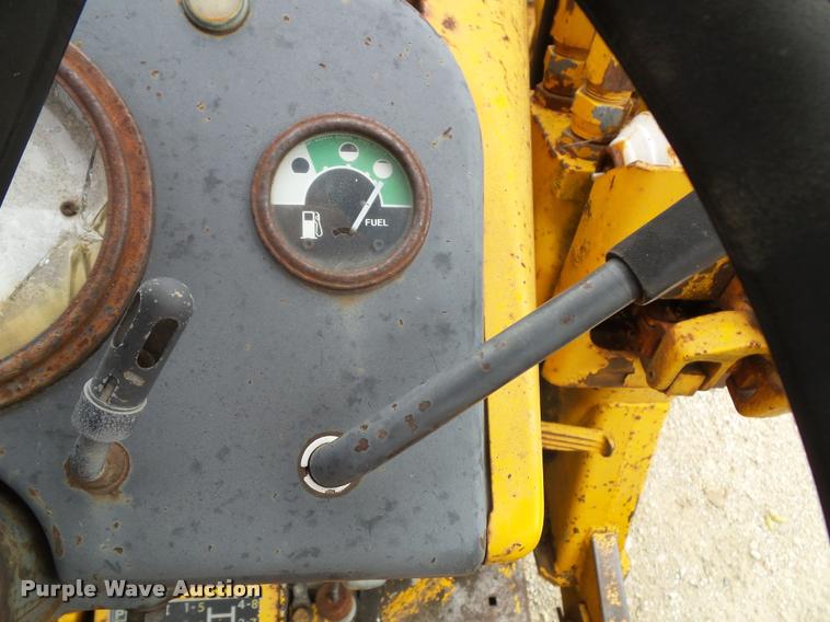 image for item K8175 1982 John Deere 300B backhoe