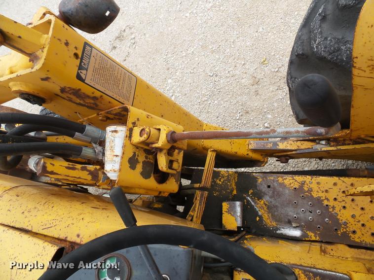 image for item K8175 1982 John Deere 300B backhoe