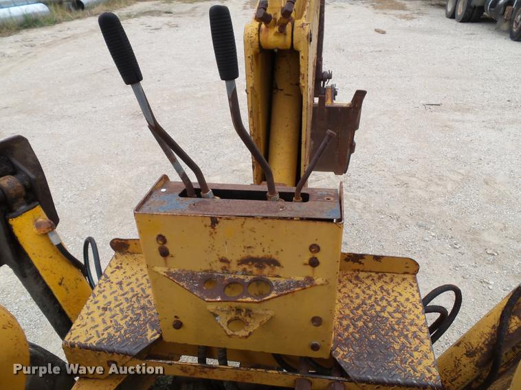 image for item K8175 1982 John Deere 300B backhoe