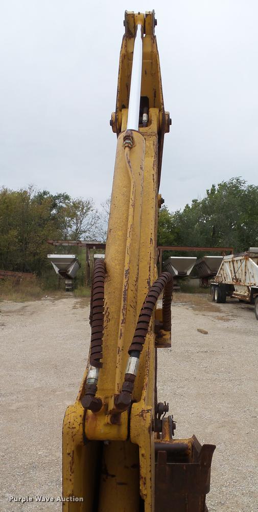 image for item K8175 1982 John Deere 300B backhoe