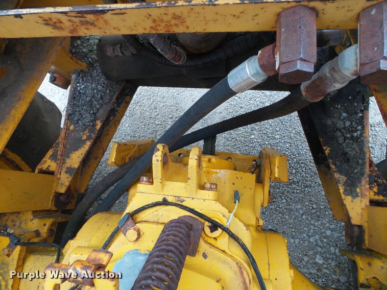 image for item K8175 1982 John Deere 300B backhoe