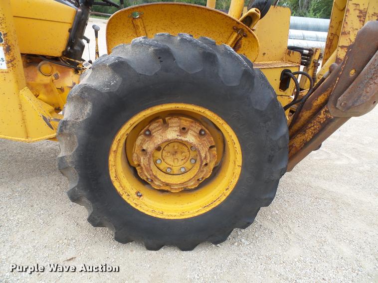 image for item K8175 1982 John Deere 300B backhoe