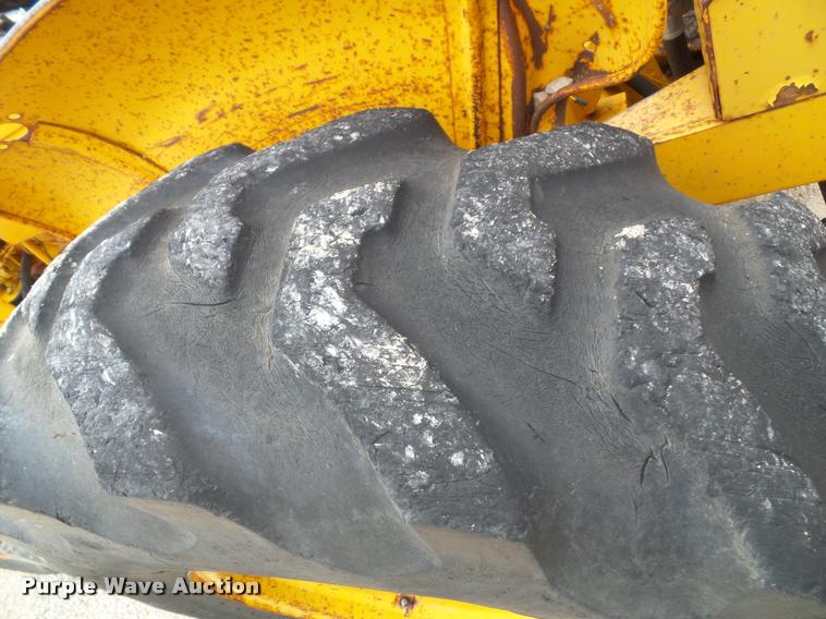 image for item K8175 1982 John Deere 300B backhoe