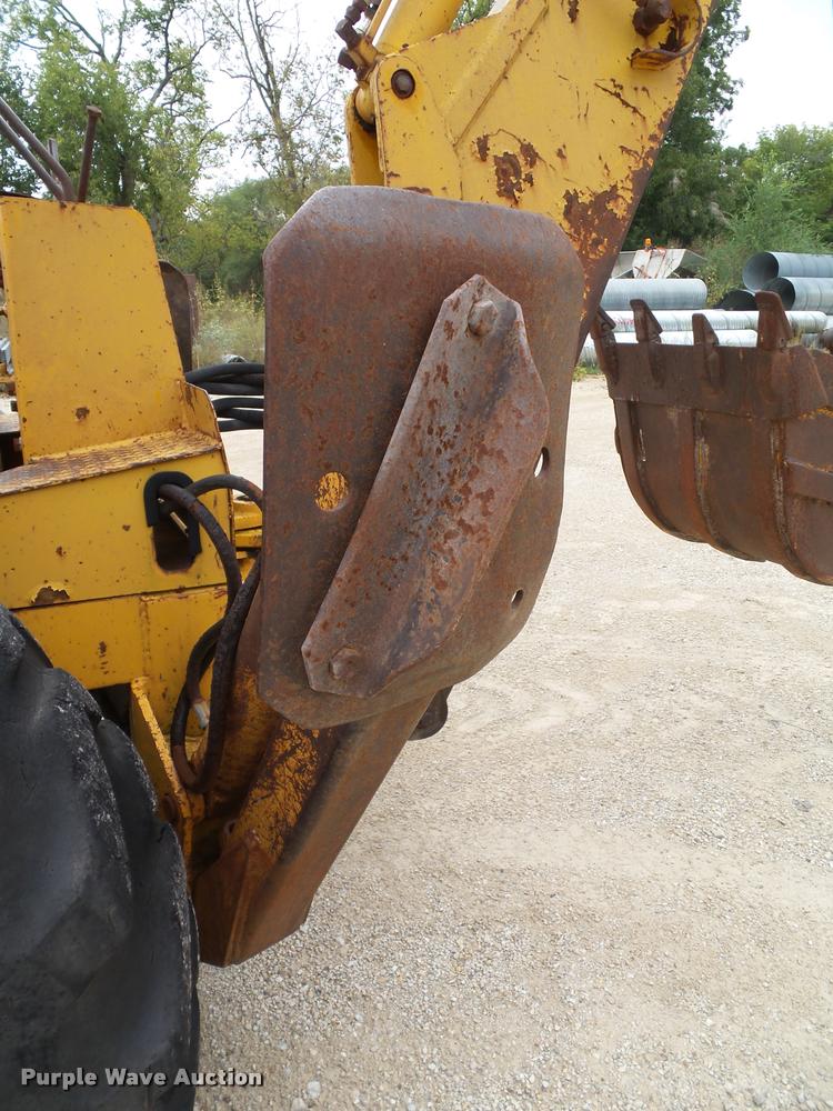 image for item K8175 1982 John Deere 300B backhoe