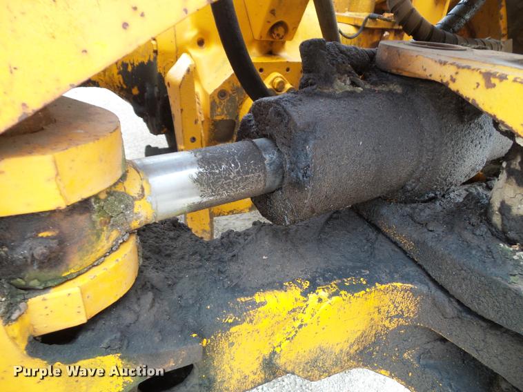 image for item K8175 1982 John Deere 300B backhoe