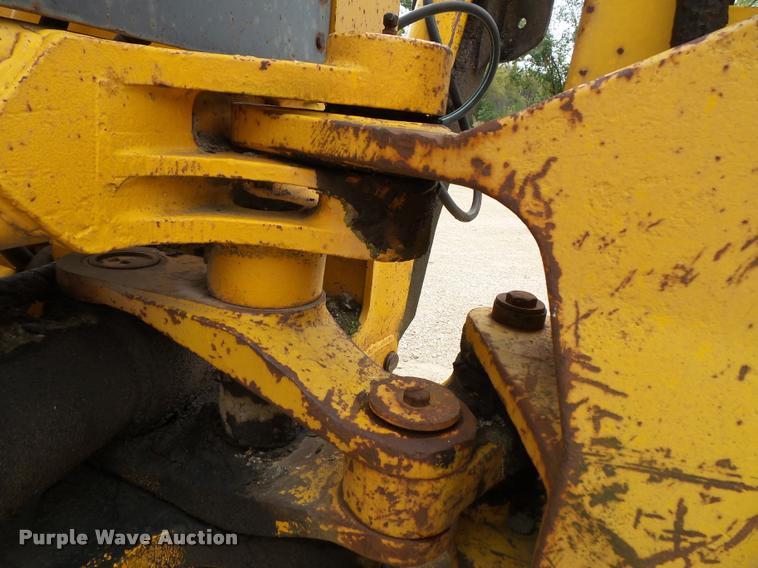 image for item K8175 1982 John Deere 300B backhoe