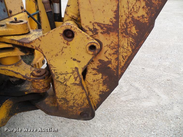 image for item K8175 1982 John Deere 300B backhoe