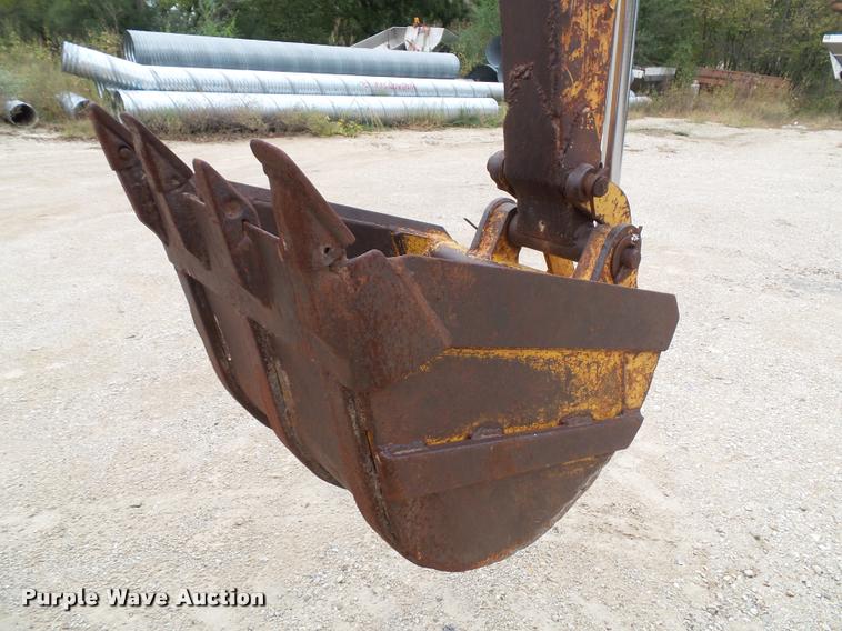 image for item K8175 1982 John Deere 300B backhoe