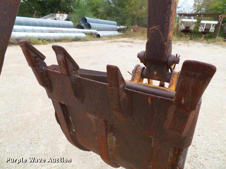 image for item K8175 1982 John Deere 300B backhoe