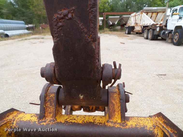 image for item K8175 1982 John Deere 300B backhoe