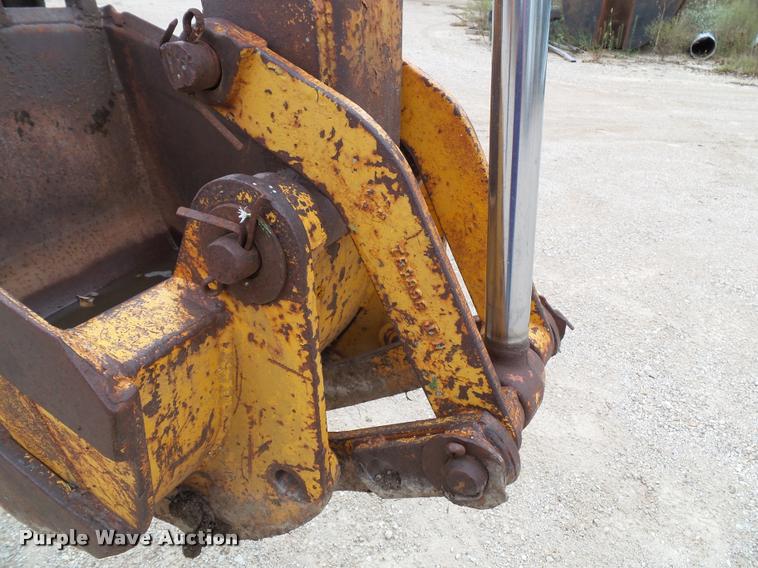 image for item K8175 1982 John Deere 300B backhoe