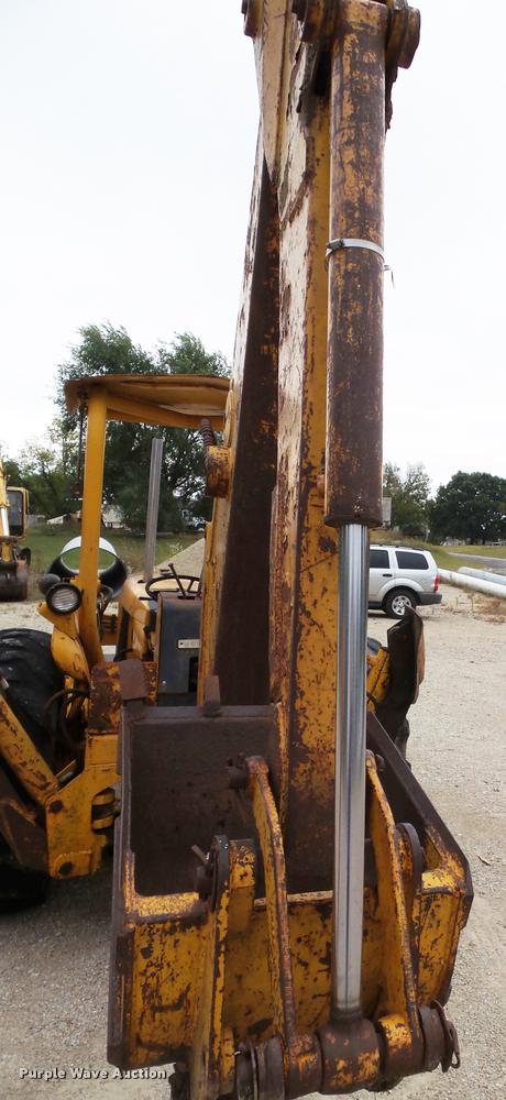 image for item K8175 1982 John Deere 300B backhoe