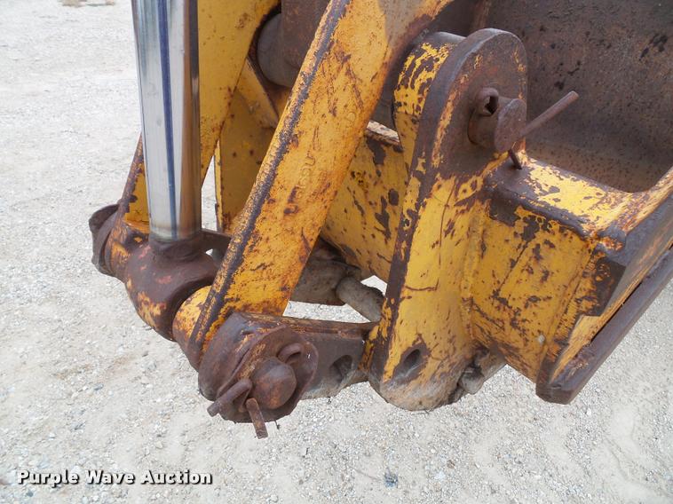 image for item K8175 1982 John Deere 300B backhoe