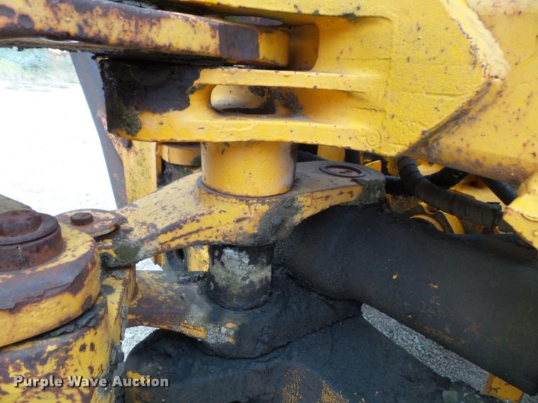 image for item K8175 1982 John Deere 300B backhoe