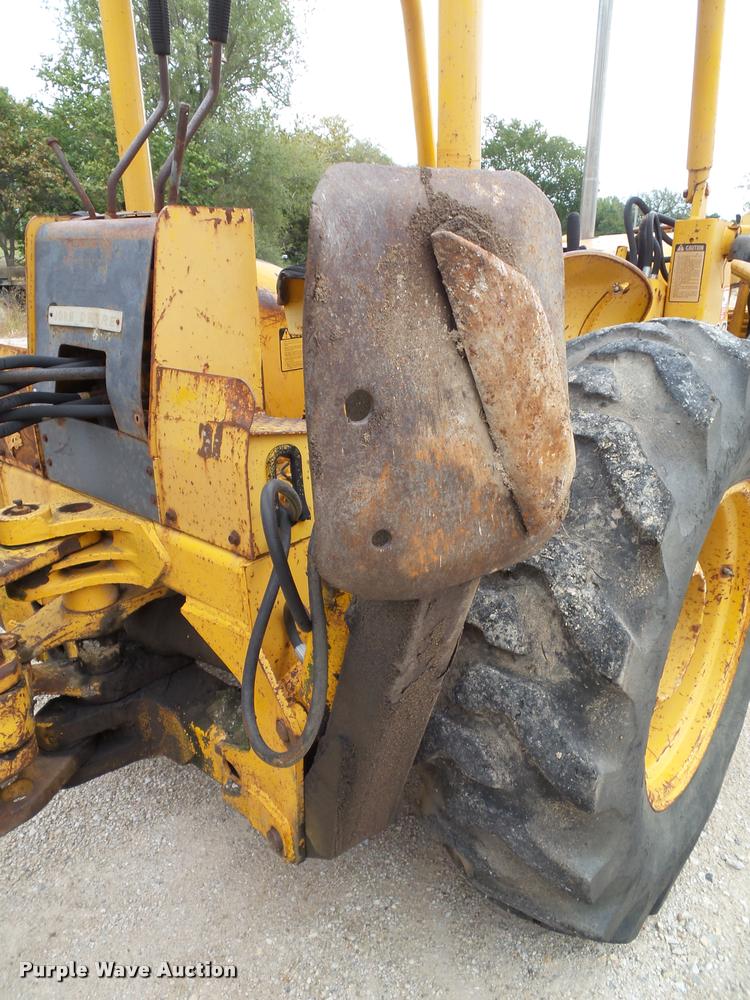 image for item K8175 1982 John Deere 300B backhoe
