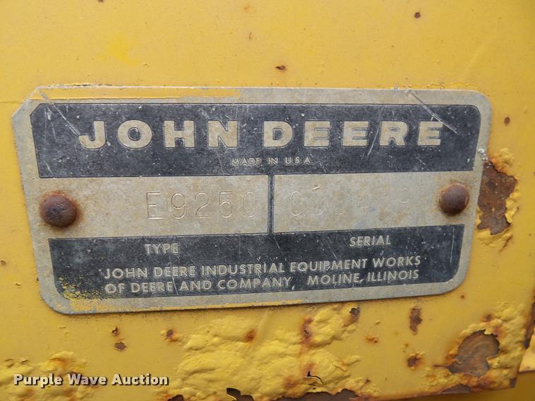 image for item K8175 1982 John Deere 300B backhoe