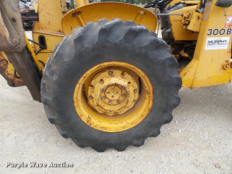 image for item K8175 1982 John Deere 300B backhoe