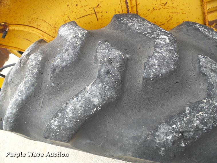 image for item K8175 1982 John Deere 300B backhoe