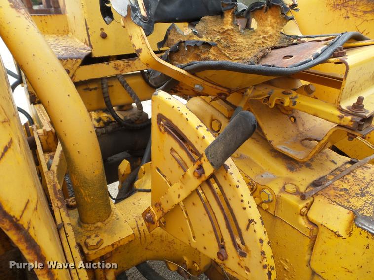 image for item K8175 1982 John Deere 300B backhoe