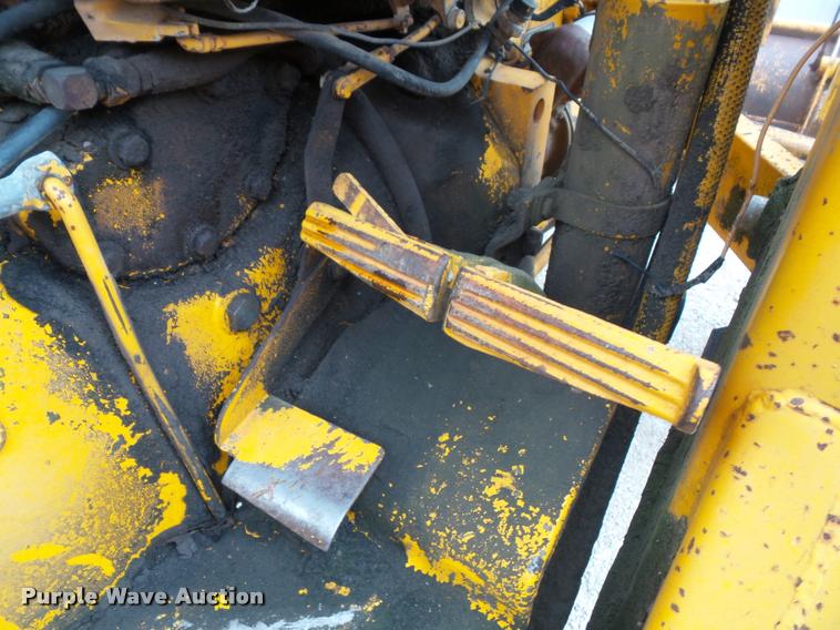 image for item K8175 1982 John Deere 300B backhoe