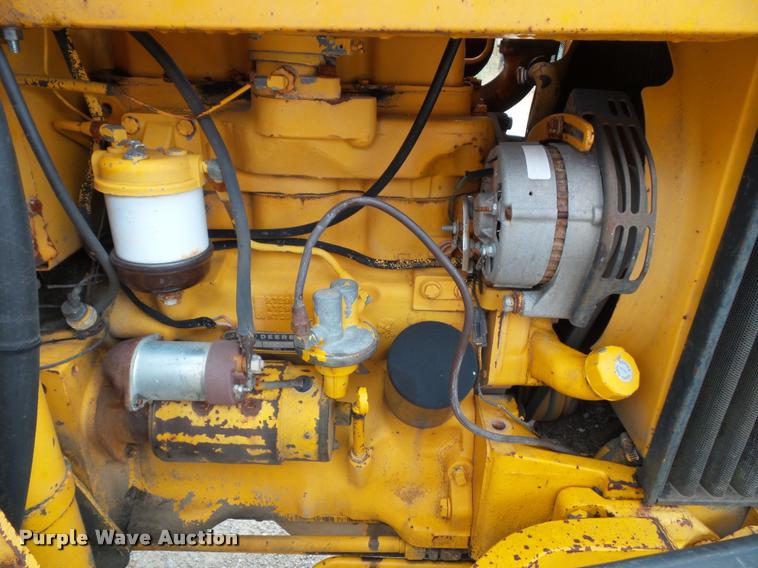 image for item K8175 1982 John Deere 300B backhoe