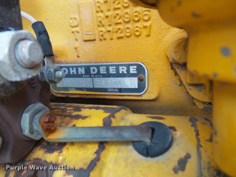 image for item K8175 1982 John Deere 300B backhoe
