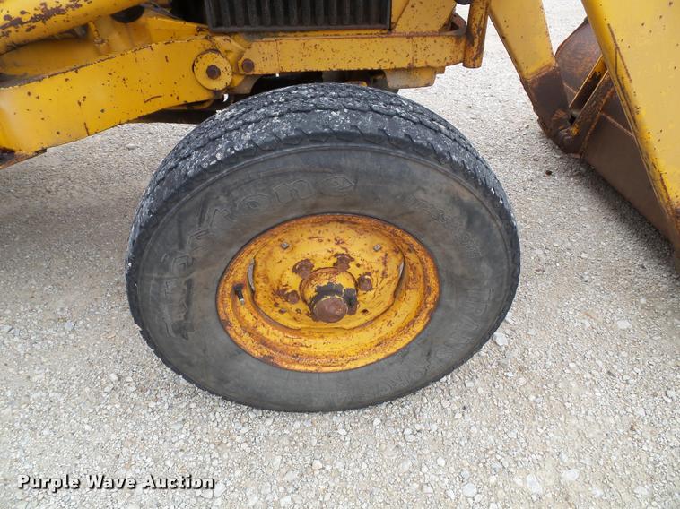 image for item K8175 1982 John Deere 300B backhoe